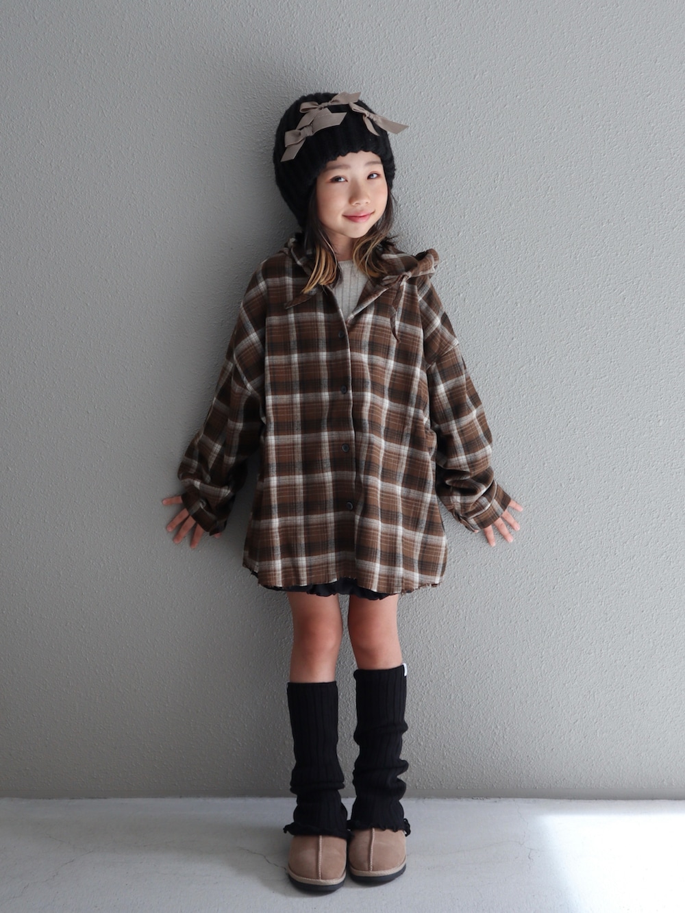 ブラウン系のシャツ/ブラウス、ブラック系のスカート、ベージュ系のブーツを着用したキッズの秋コーディネートの5枚目の写真