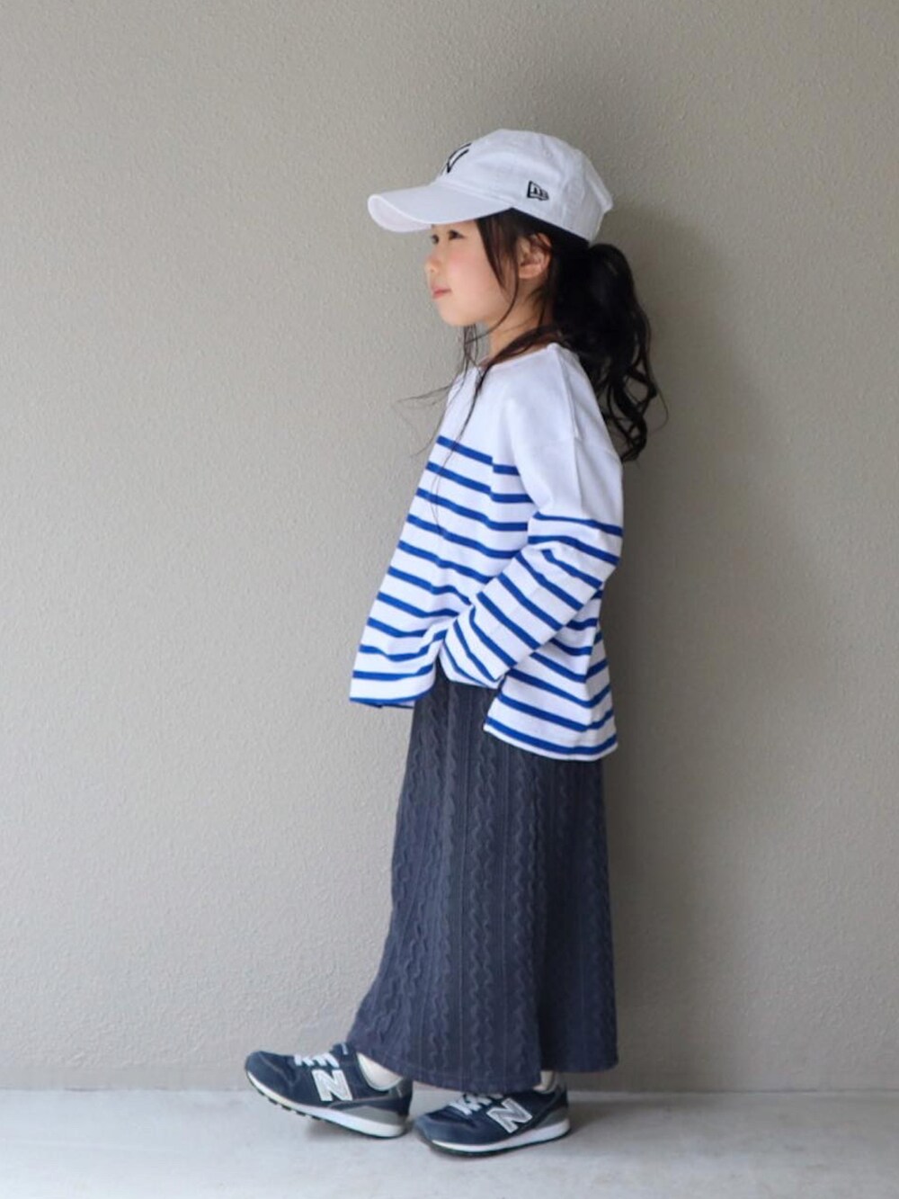 ブルー系のTシャツ/カットソー、グリーン系のテーラードジャケット、グレー系のスカートを着用したキッズの春コーディネートの4枚目の写真