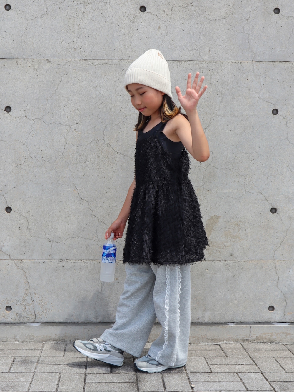 グレー系のスニーカー、ブラック系のTシャツ/カットソー、グレー系のスウェットパンツを着用したキッズの夏コーディネートの5枚目の写真