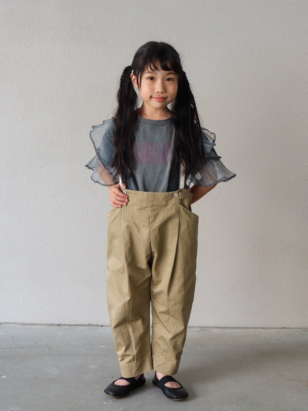 グレー系のTシャツ/カットソー、ベージュ系のパンツ、ブラック系のバレエシューズを着用したキッズの春コーディネートの2枚目の写真