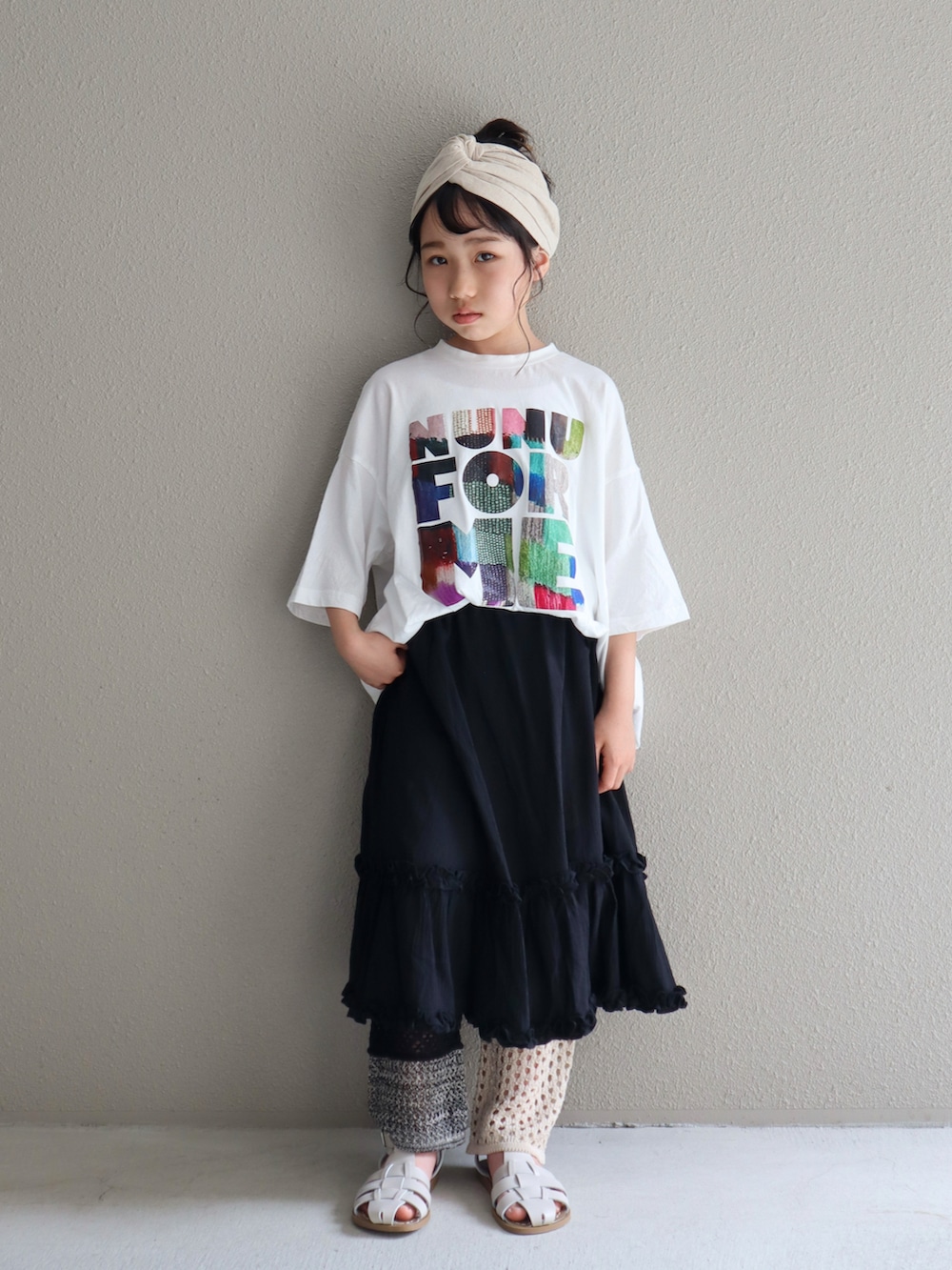 ブラック系のスカート、ホワイト系のサンダル、ブラック系のその他パンツを着用したキッズの夏コーディネートの4枚目の写真