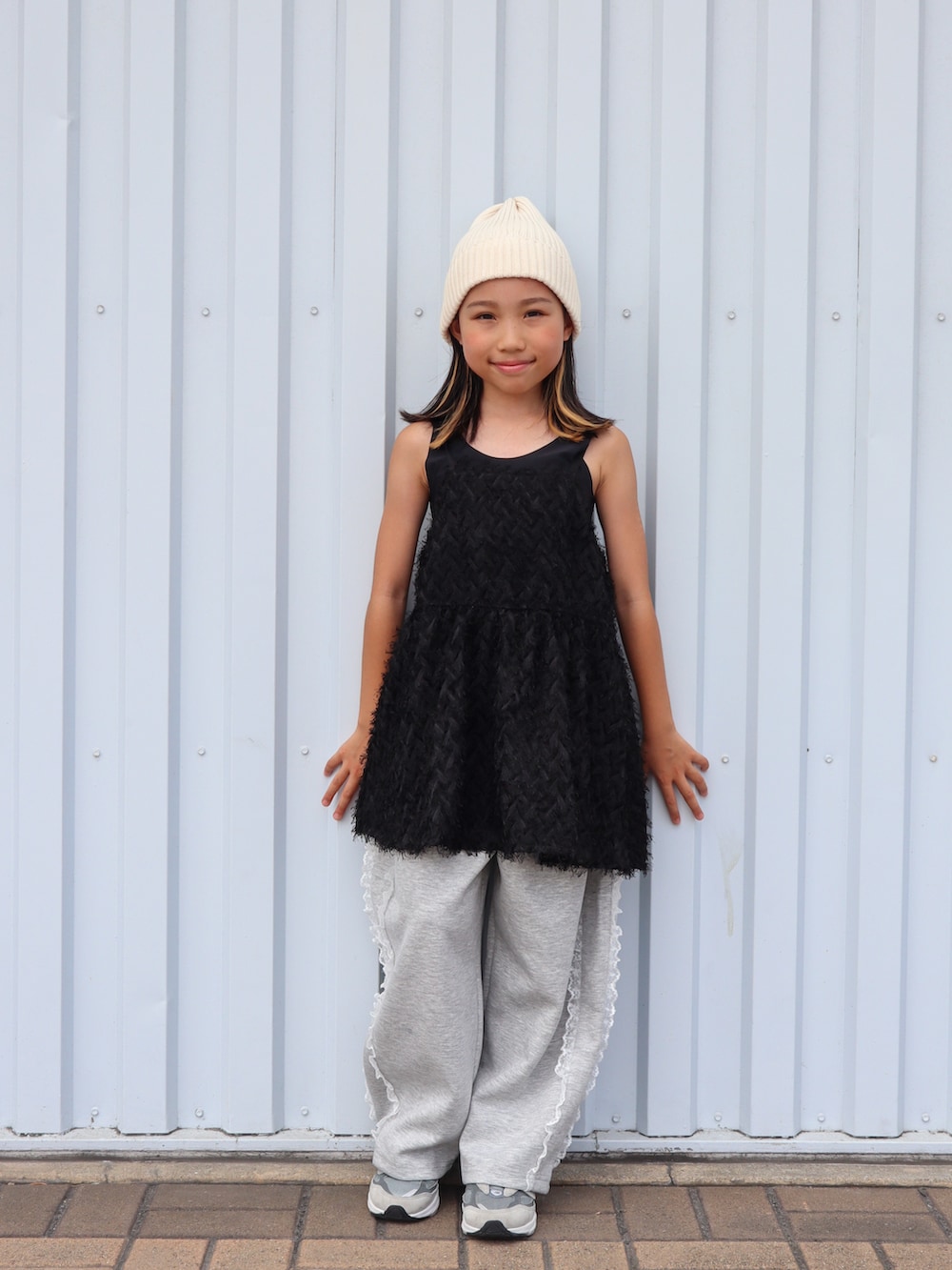 グレー系のスニーカー、ブラック系のTシャツ/カットソー、グレー系のスウェットパンツを着用したキッズの夏コーディネートの3枚目の写真