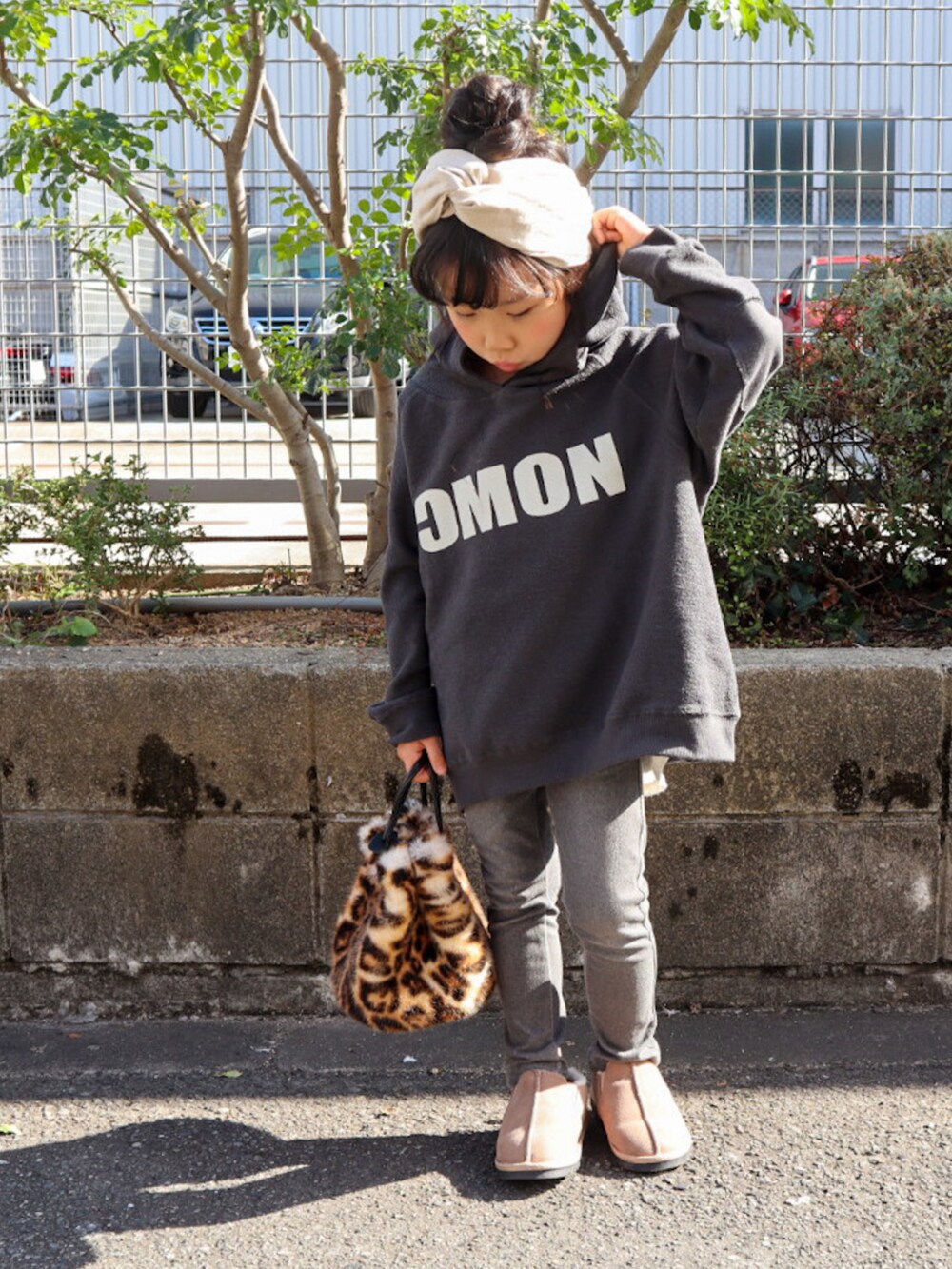 ブラック系のパーカー、ブラック系のデニムパンツ、ベージュ系のブーツを着用したキッズの秋コーディネートの5枚目の写真