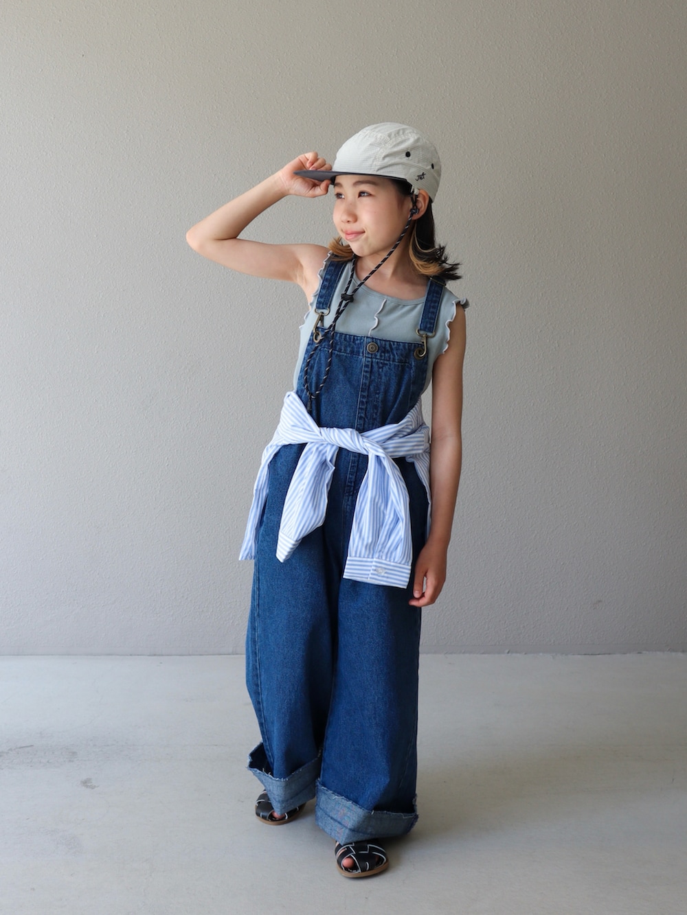 ブルー系のタンクトップ、ブルー系のシャツ/ブラウス、ブルー系のサロペット/オーバーオールを着用したキッズの夏コーディネートの5枚目の写真
