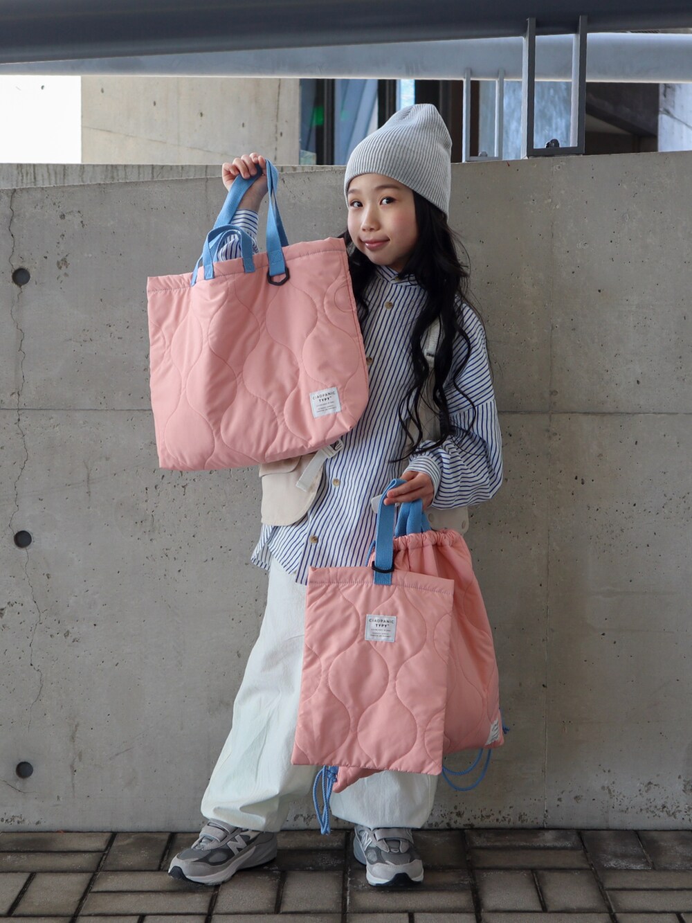 ピンク系のトートバッグ、ピンク系のバックパック/リュック、ピンク系のトートバッグを着用したキッズの春コーディネートの3枚目の写真