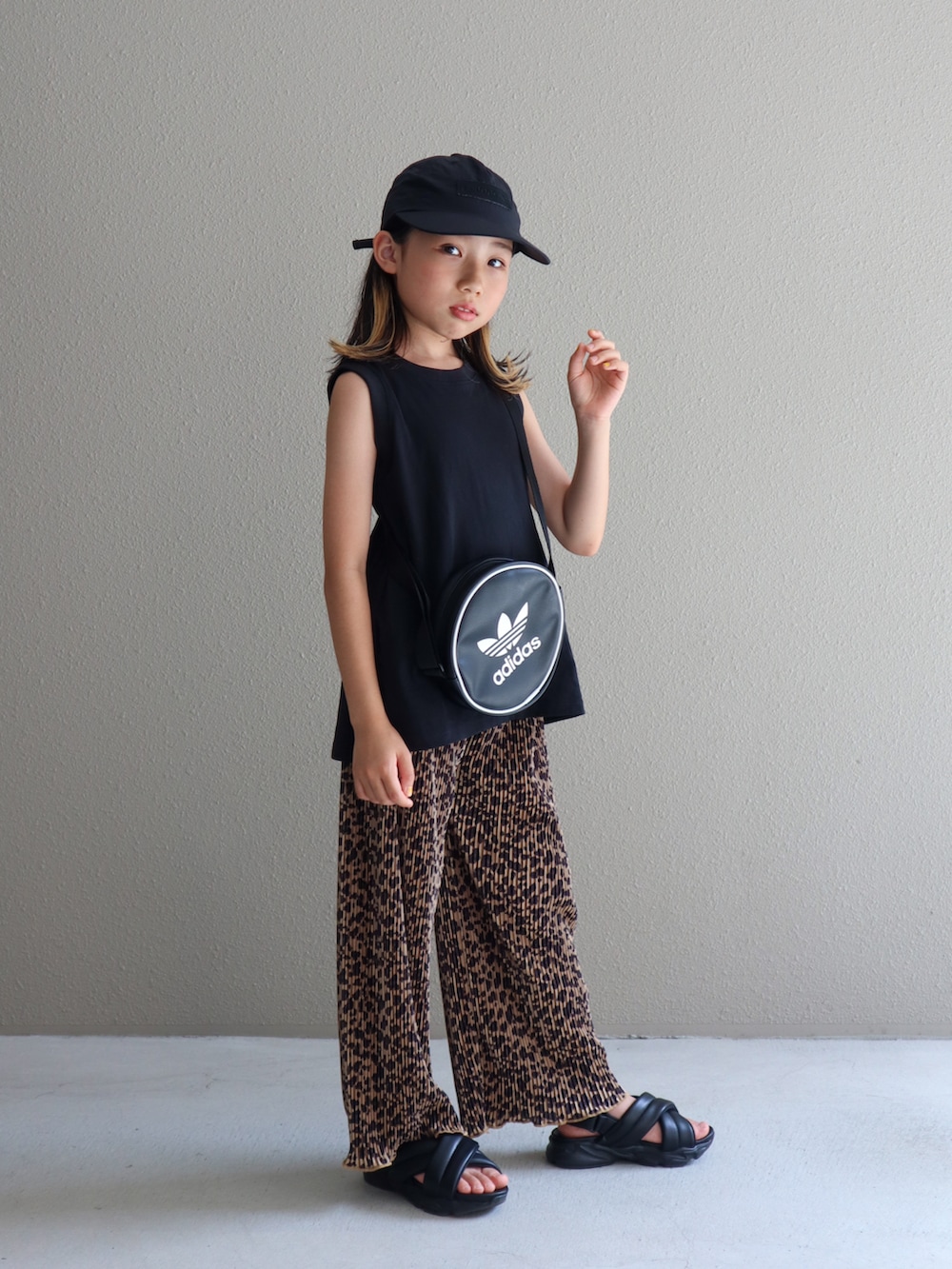 ブラック系のタンクトップ、ブラック系のサンダル、ブラウン系のその他パンツを着用したキッズの夏コーディネートの3枚目の写真