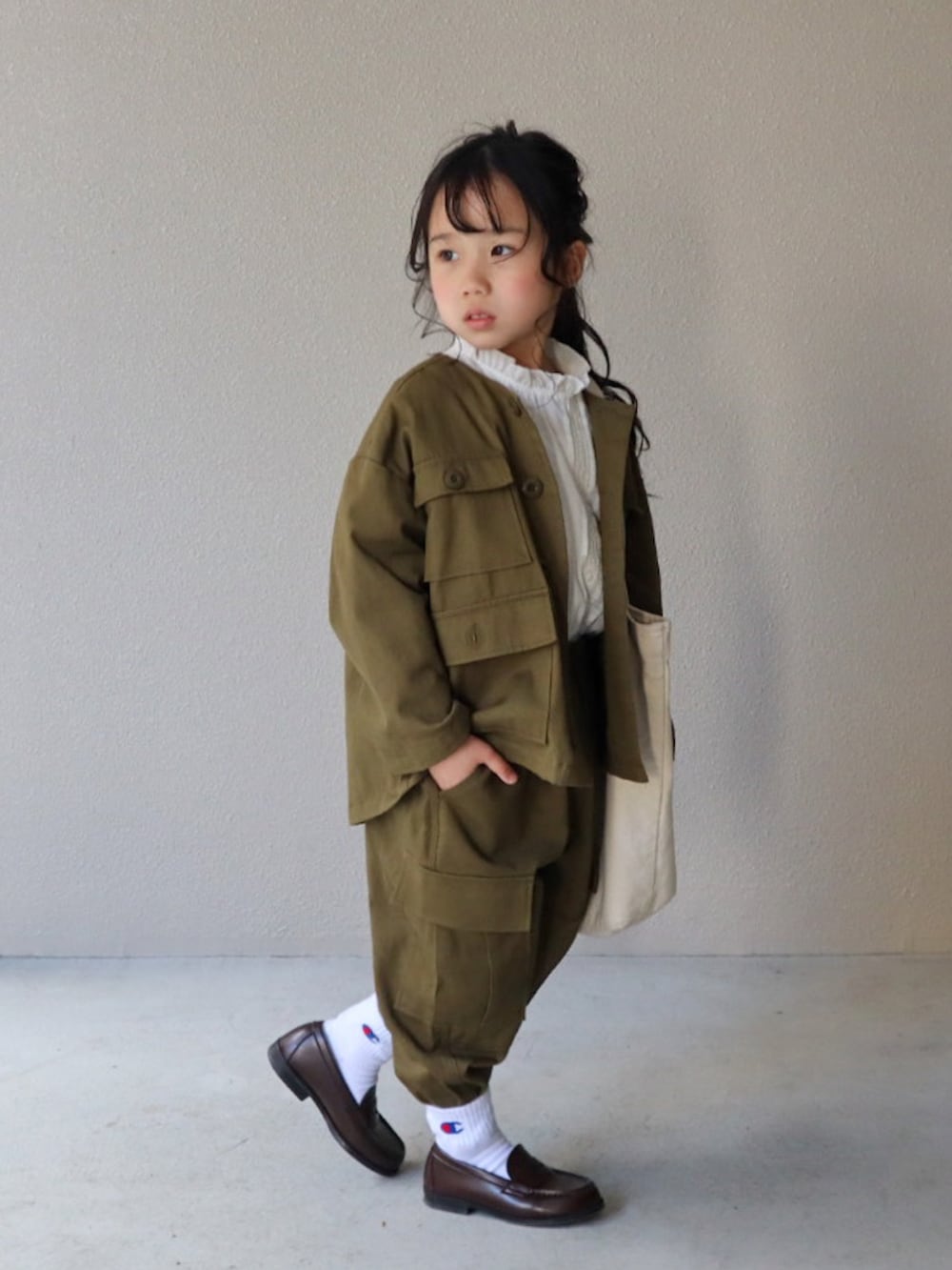 グリーン系のノーカラージャケット、グリーン系のその他パンツ、ホワイト系のシャツ/ブラウスを着用したキッズの春コーディネートの4枚目の写真