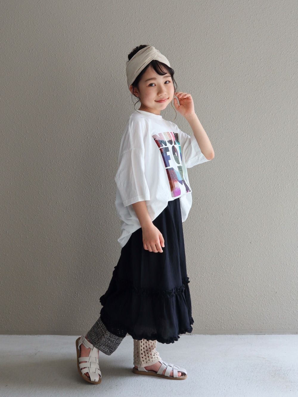 ブラック系のスカート、ホワイト系のサンダル、ブラック系のその他パンツを着用したキッズの夏コーディネートの5枚目の写真