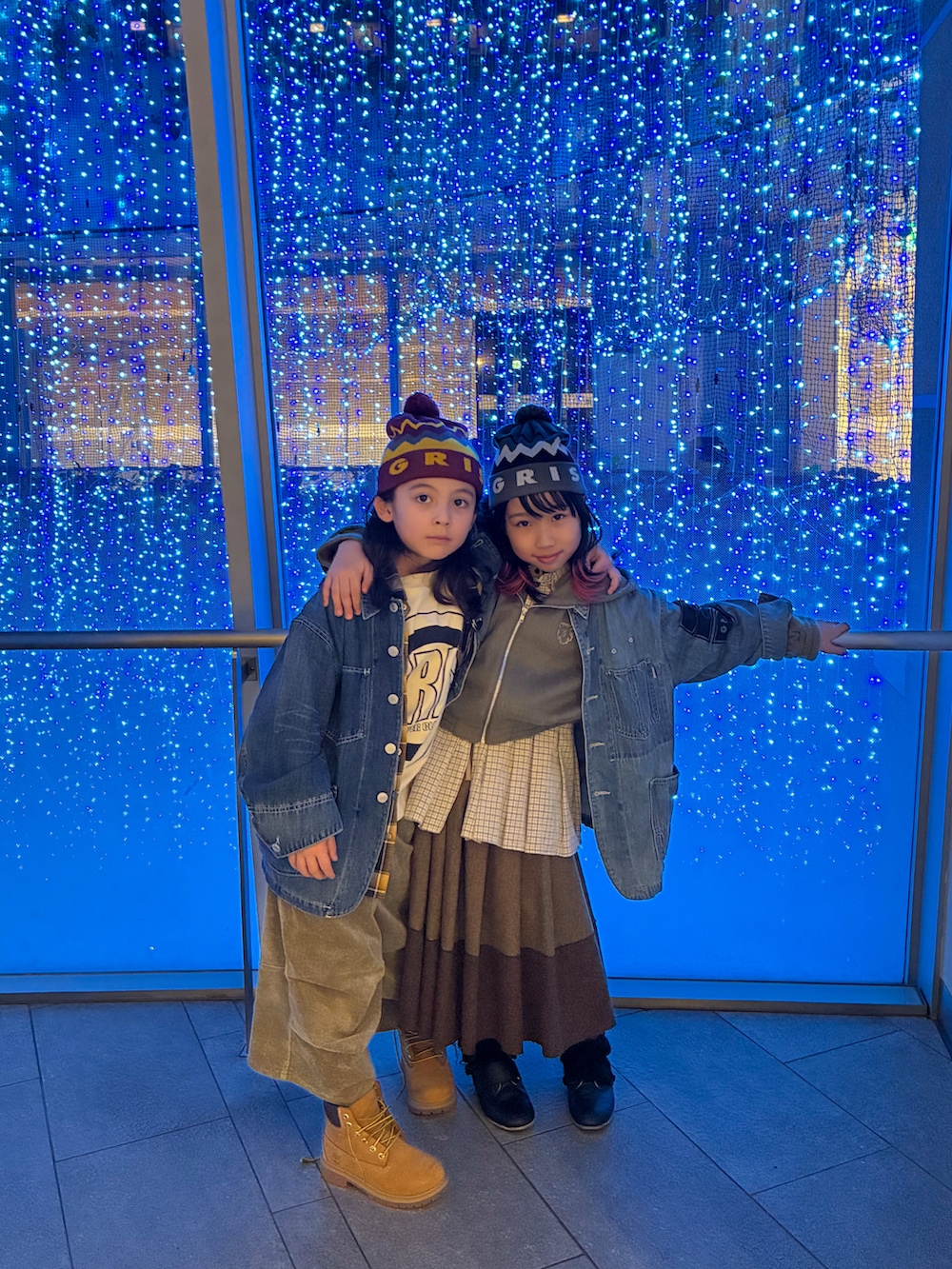 ベージュ系のシャツ/ブラウス、グリーン系のパーカー、ブルー系のデニムジャケットを着用したキッズの秋コーディネートの3枚目の写真