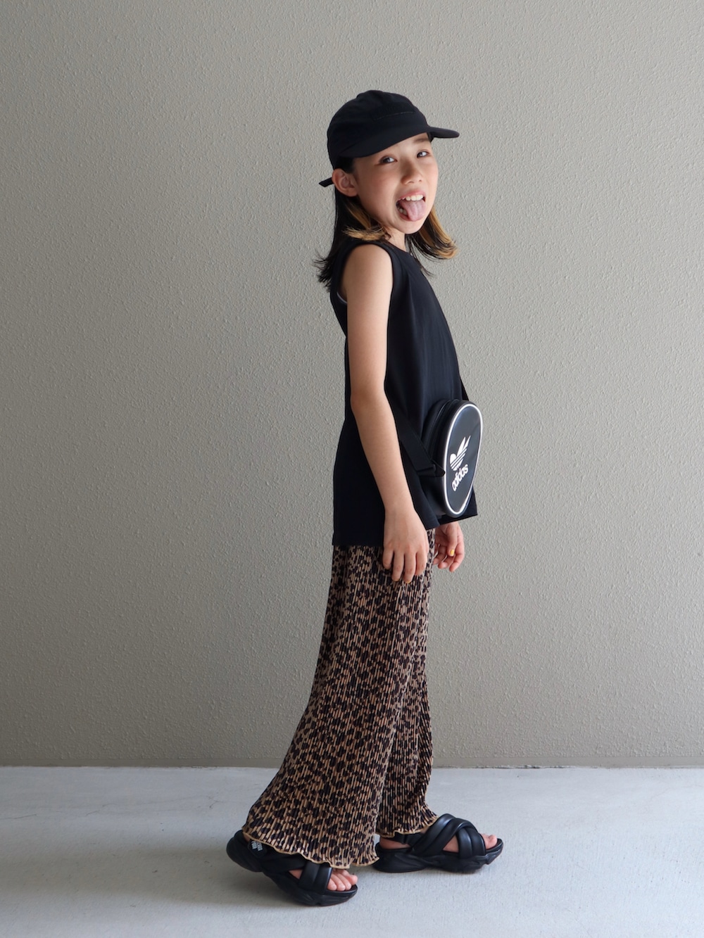 ブラック系のタンクトップ、ブラック系のサンダル、ブラウン系のその他パンツを着用したキッズの夏コーディネートの5枚目の写真