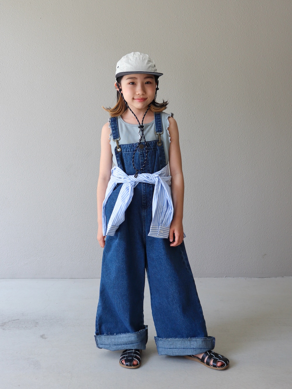 ブルー系のタンクトップ、ブルー系のシャツ/ブラウス、ブルー系のサロペット/オーバーオールを着用したキッズの夏コーディネートの4枚目の写真