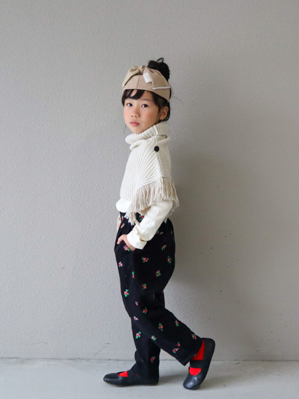 ホワイト系のトップス、ホワイト系のTシャツ/カットソー、ブラック系のその他パンツを着用したキッズの秋コーディネートの2枚目の写真