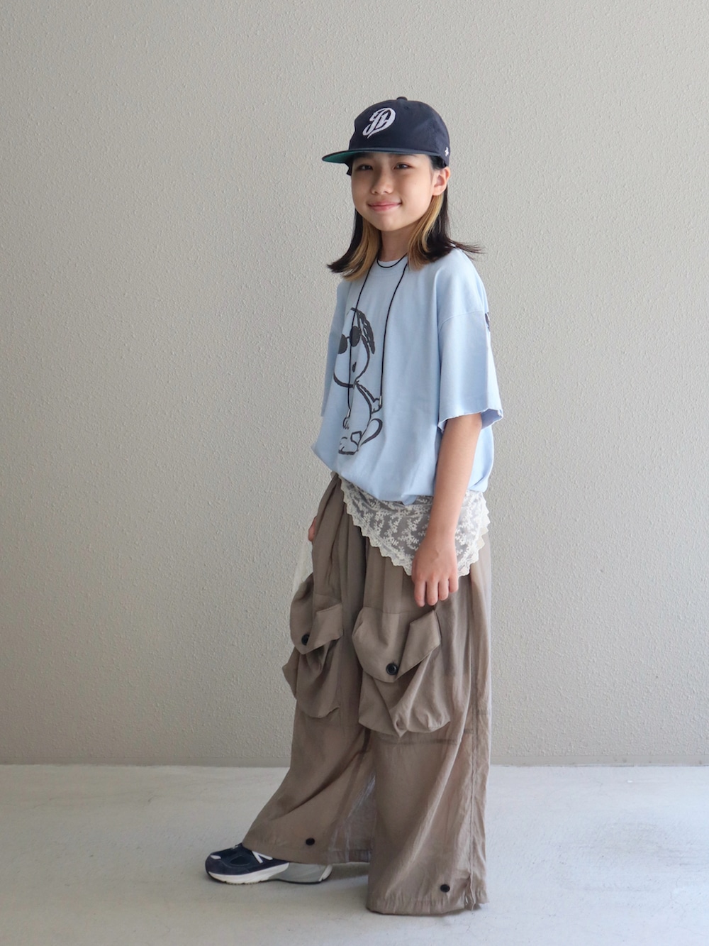 ブルー系のTシャツ/カットソー、ブルー系のスニーカー、ベージュ系のパンツを着用したキッズの夏コーディネートの3枚目の写真