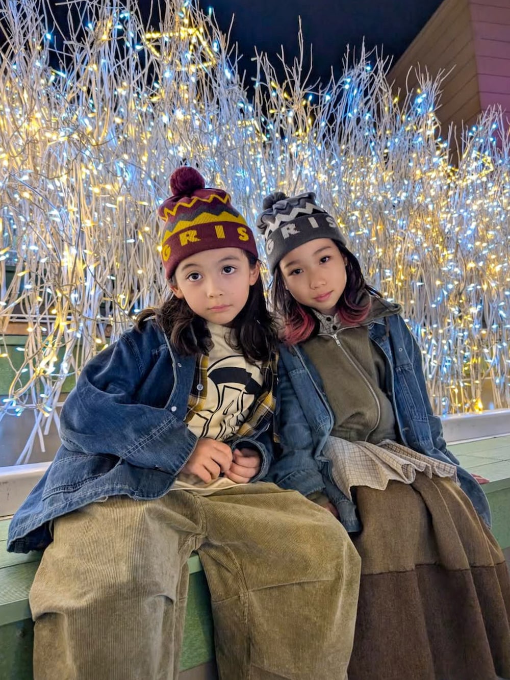 ベージュ系のシャツ/ブラウス、グリーン系のパーカー、ブルー系のデニムジャケットを着用したキッズの秋コーディネートの2枚目の写真