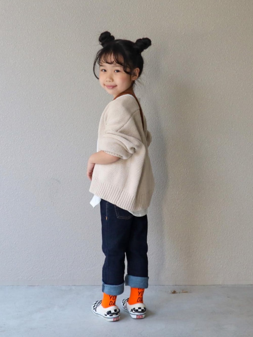 ホワイト系のTシャツ/カットソー、ブルー系のデニムパンツ、ブラック系のスリッポンを着用したキッズの春コーディネートの4枚目の写真