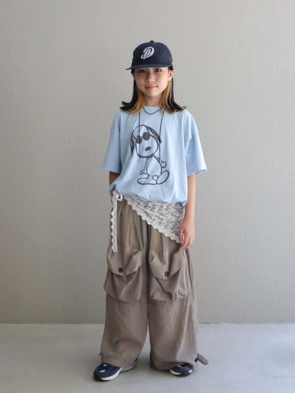 ブルー系のTシャツ/カットソー、ブルー系のスニーカー、ベージュ系のパンツを着用したキッズの夏コーディネートの2枚目の写真