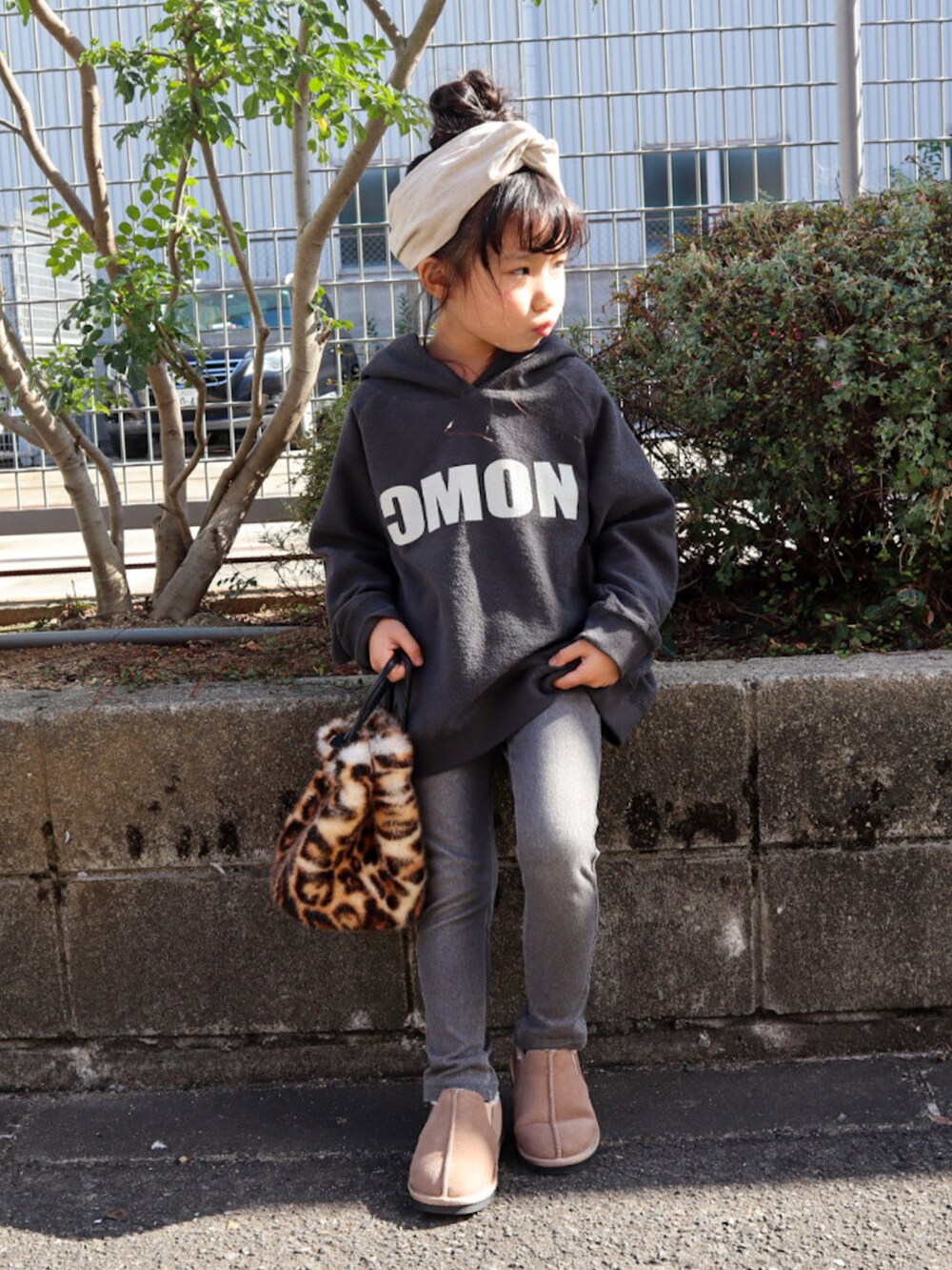 ブラック系のパーカー、ブラック系のデニムパンツ、ベージュ系のブーツを着用したキッズの秋コーディネートの4枚目の写真