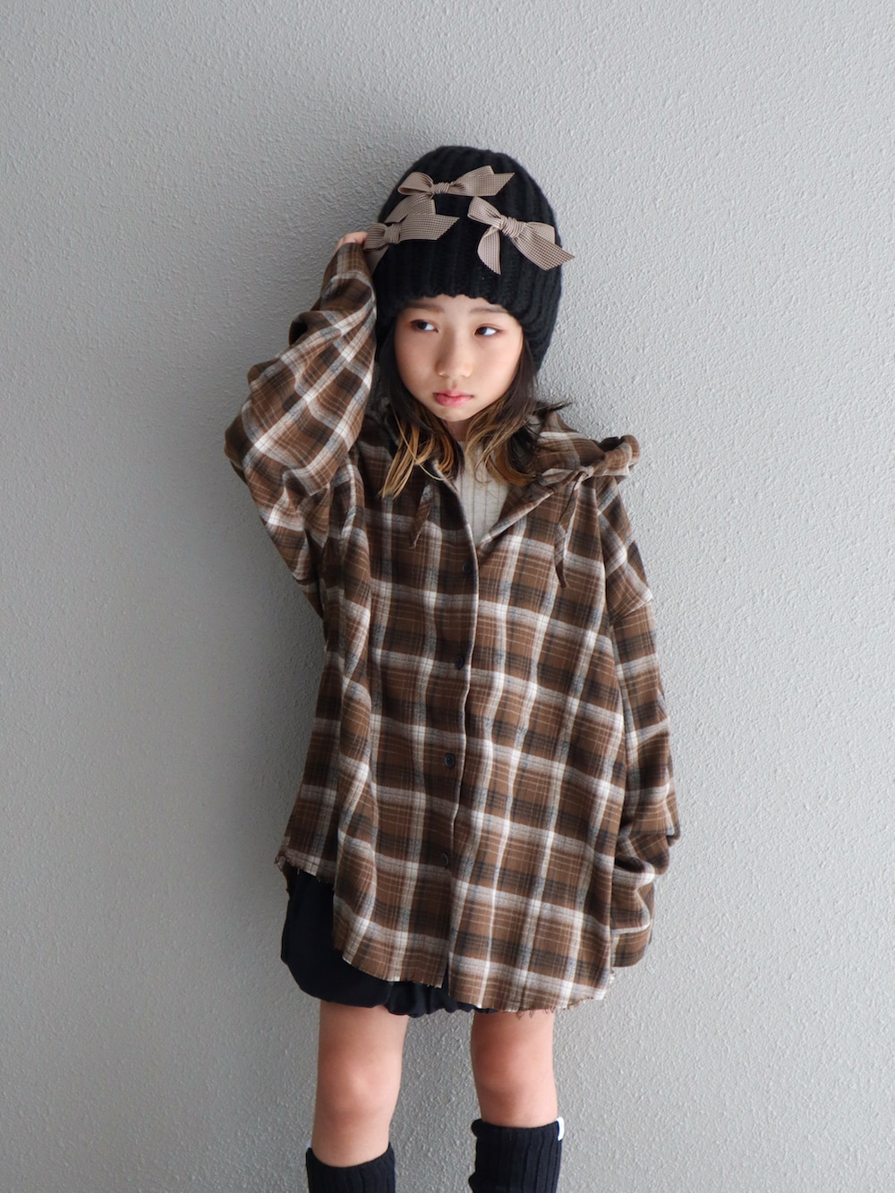 ブラウン系のシャツ/ブラウス、ブラック系のスカート、ベージュ系のブーツを着用したキッズの秋コーディネートの4枚目の写真