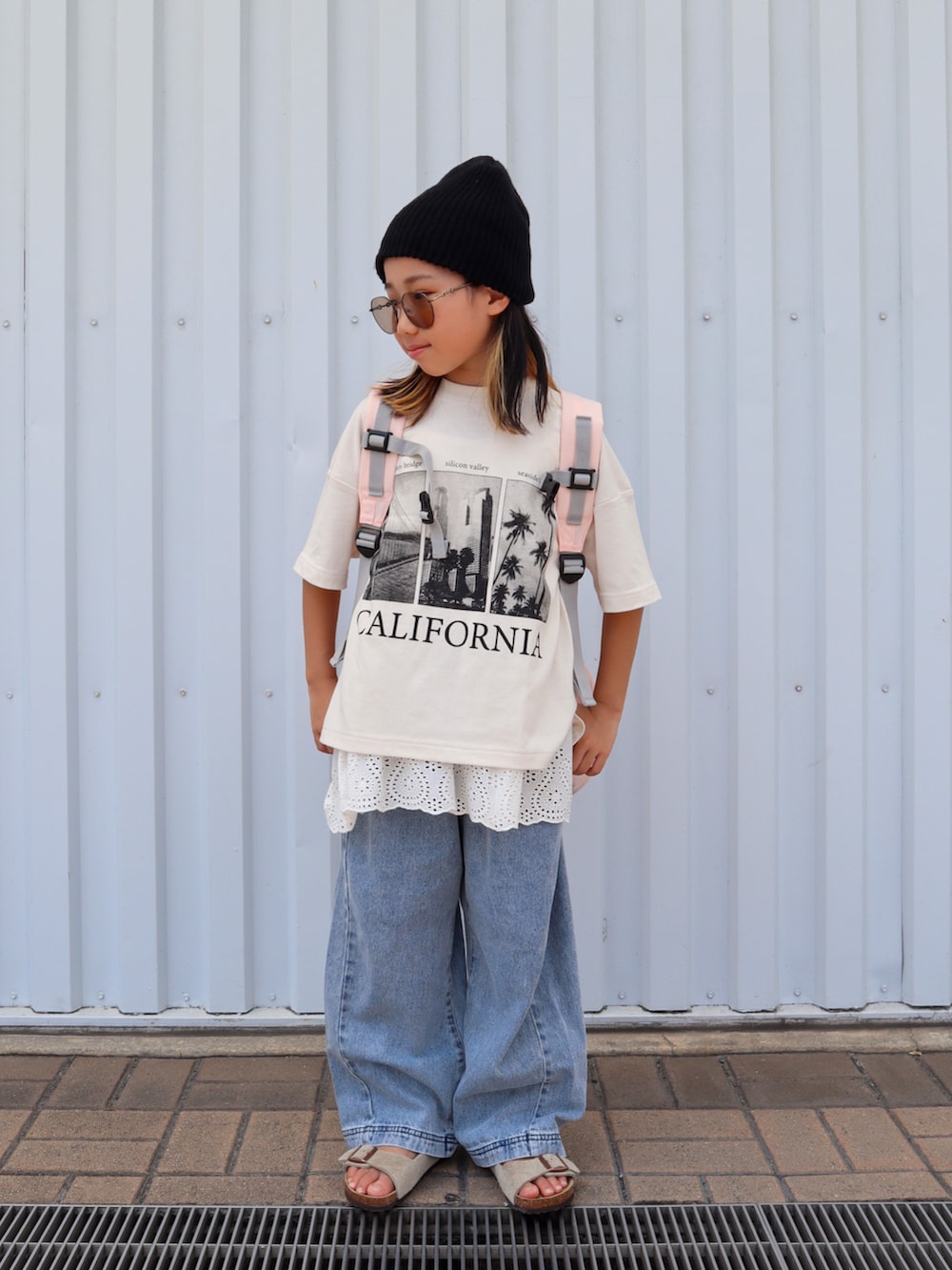 ピンク系のバックパック/リュック、ホワイト系のTシャツ/カットソー、ホワイト系のキャミソールを着用したキッズの夏コーディネートの2枚目の写真