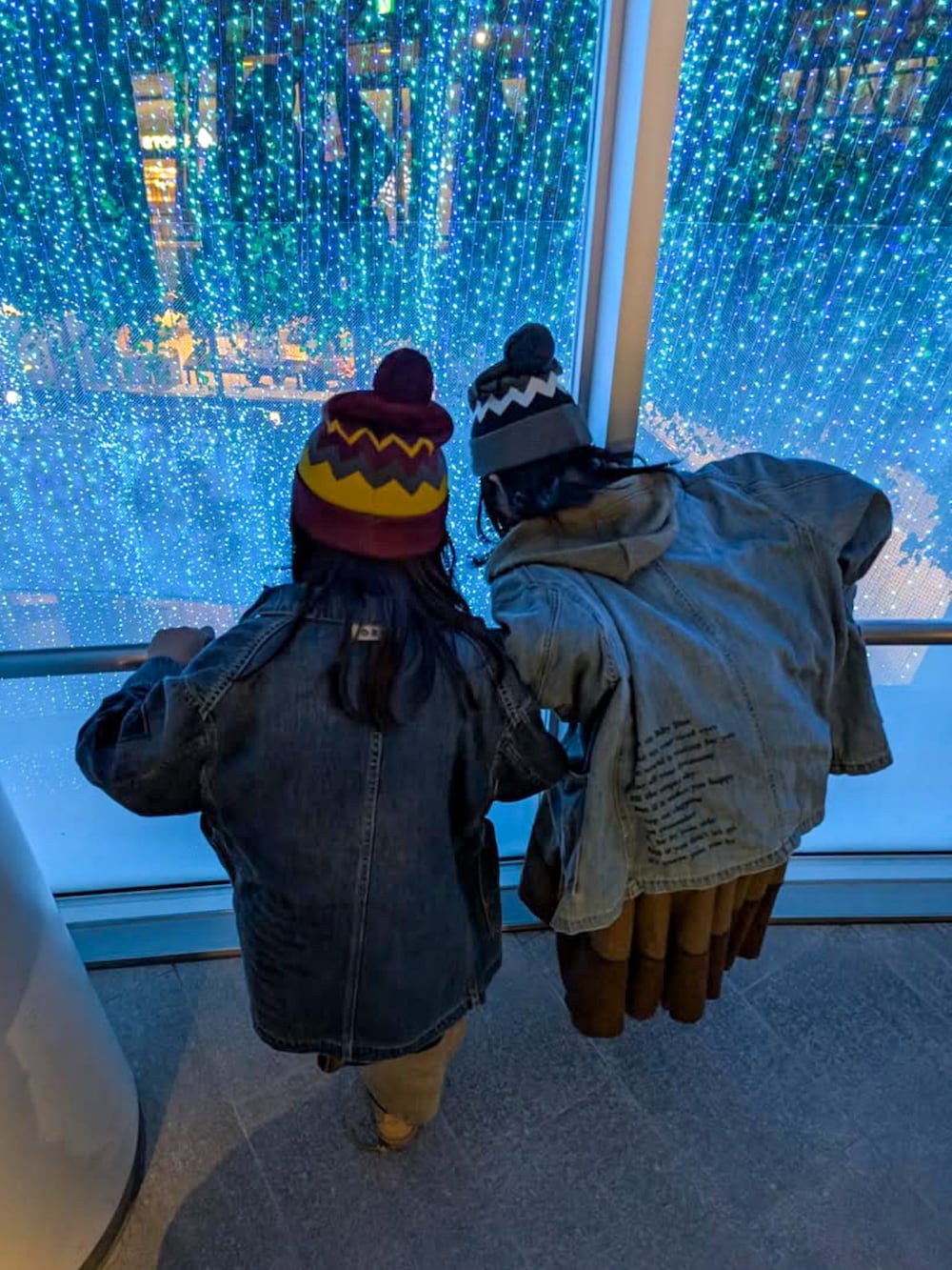 ベージュ系のシャツ/ブラウス、グリーン系のパーカー、ブルー系のデニムジャケットを着用したキッズの秋コーディネートの4枚目の写真