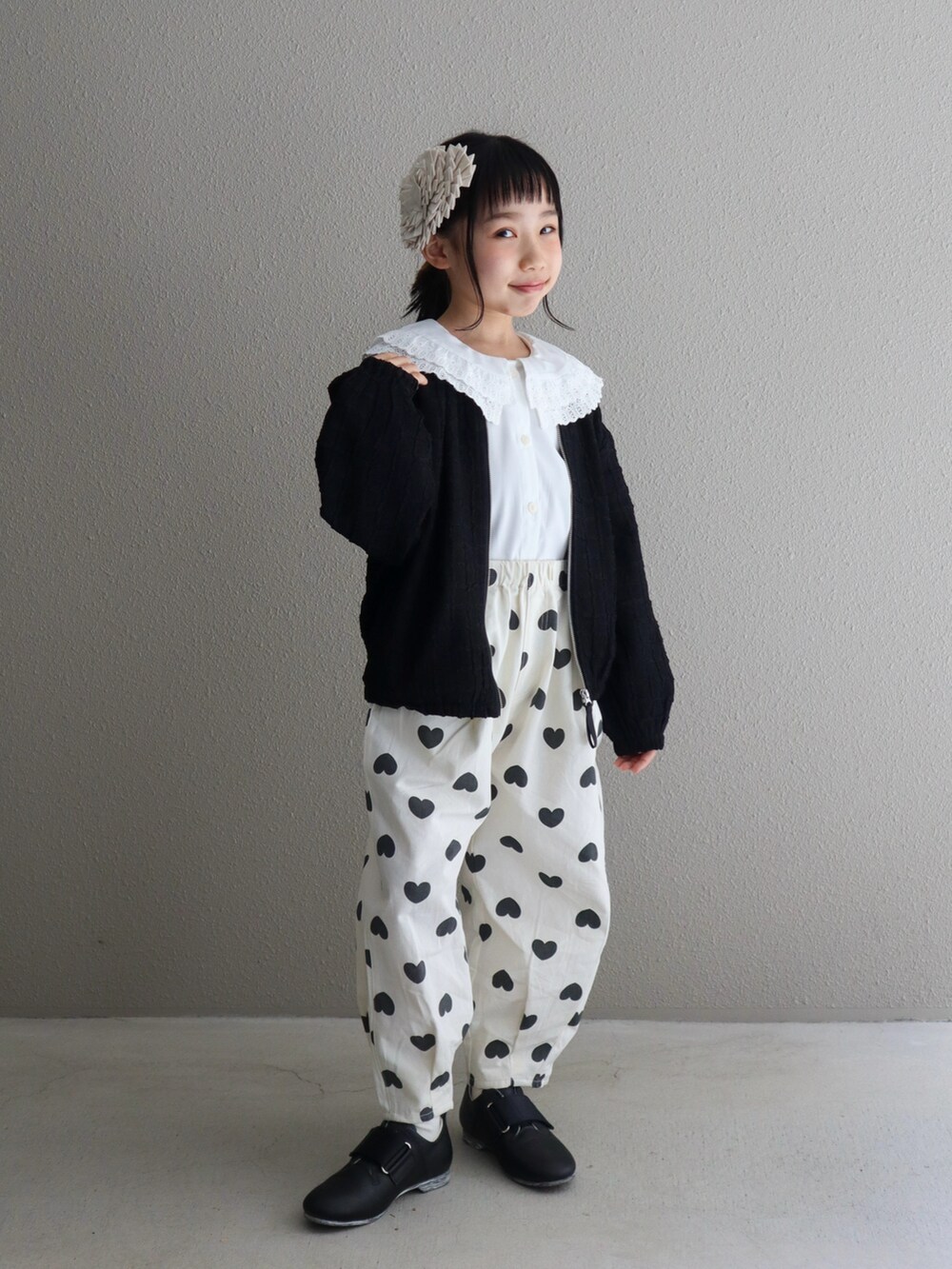 ブラック系のブルゾン、ホワイト系のその他パンツ、ブラック系のシューズを着用したキッズの春コーディネートの5枚目の写真