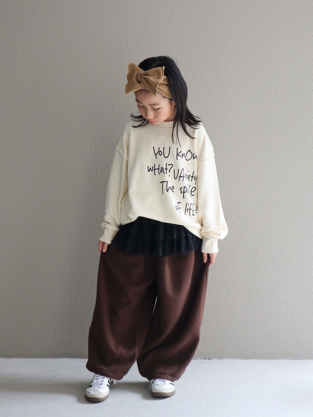 ホワイト系のTシャツ/カットソー、ブラウン系のその他パンツ、ブラック系のスカートを着用したキッズの秋コーディネートの5枚目の写真