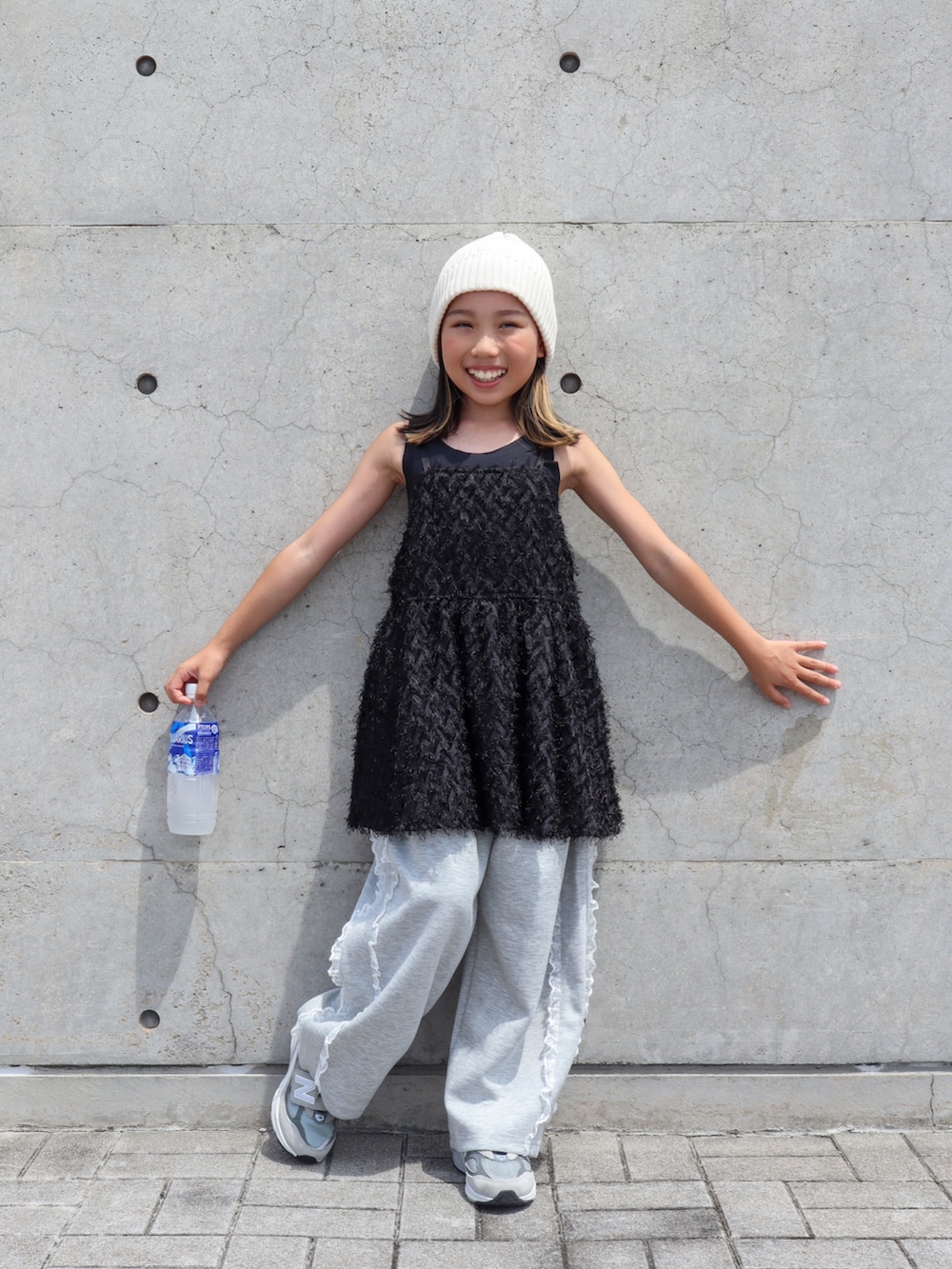グレー系のスニーカー、ブラック系のTシャツ/カットソー、グレー系のスウェットパンツを着用したキッズの夏コーディネートの4枚目の写真