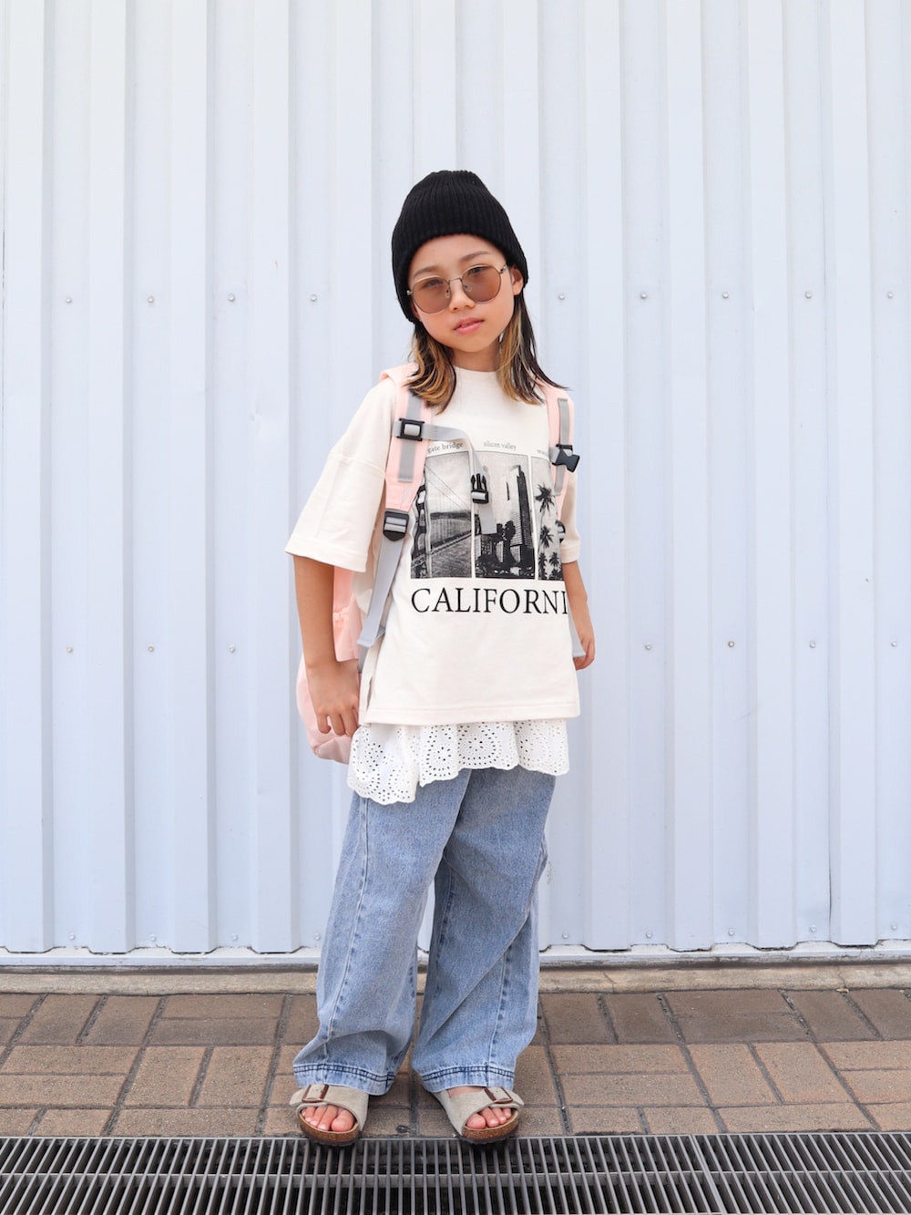 ピンク系のバックパック/リュック、ホワイト系のTシャツ/カットソー、ホワイト系のキャミソールを着用したキッズの夏コーディネートの4枚目の写真