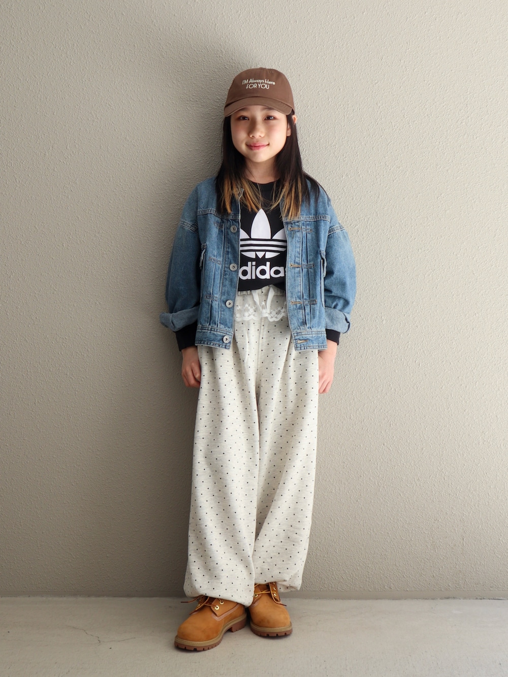 グレー系のその他パンツ、ベージュ系のブーツ、ブラック系のスウェットを着用したキッズの春コーディネートの3枚目の写真