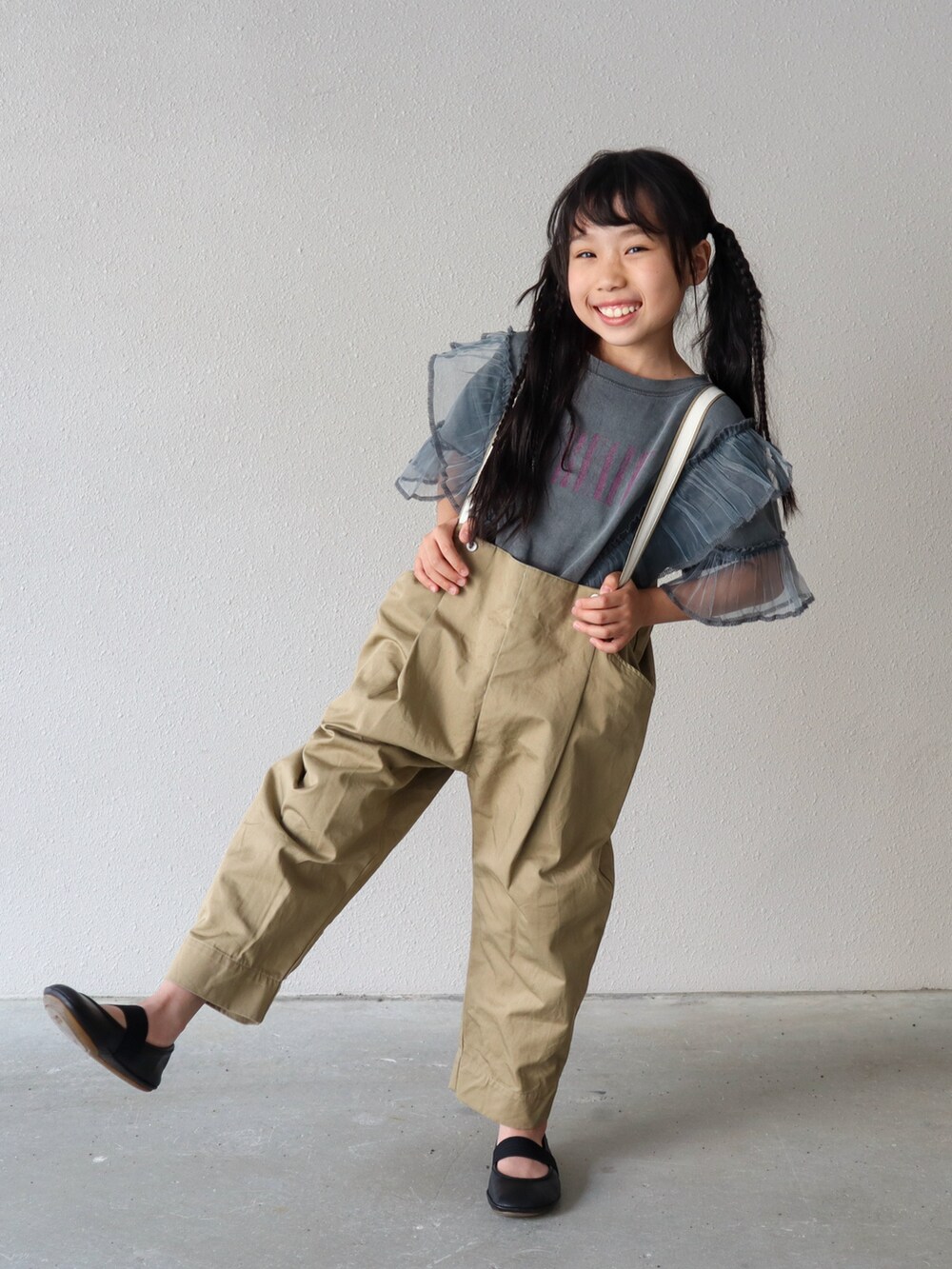 グレー系のTシャツ/カットソー、ベージュ系のパンツ、ブラック系のバレエシューズを着用したキッズの春コーディネートの3枚目の写真