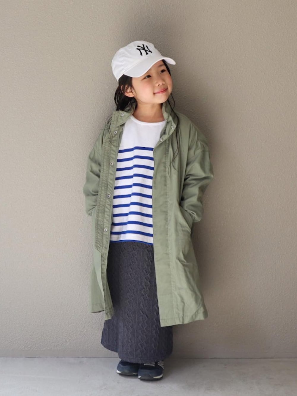 ブルー系のTシャツ/カットソー、グリーン系のテーラードジャケット、グレー系のスカートを着用したキッズの春コーディネートの2枚目の写真