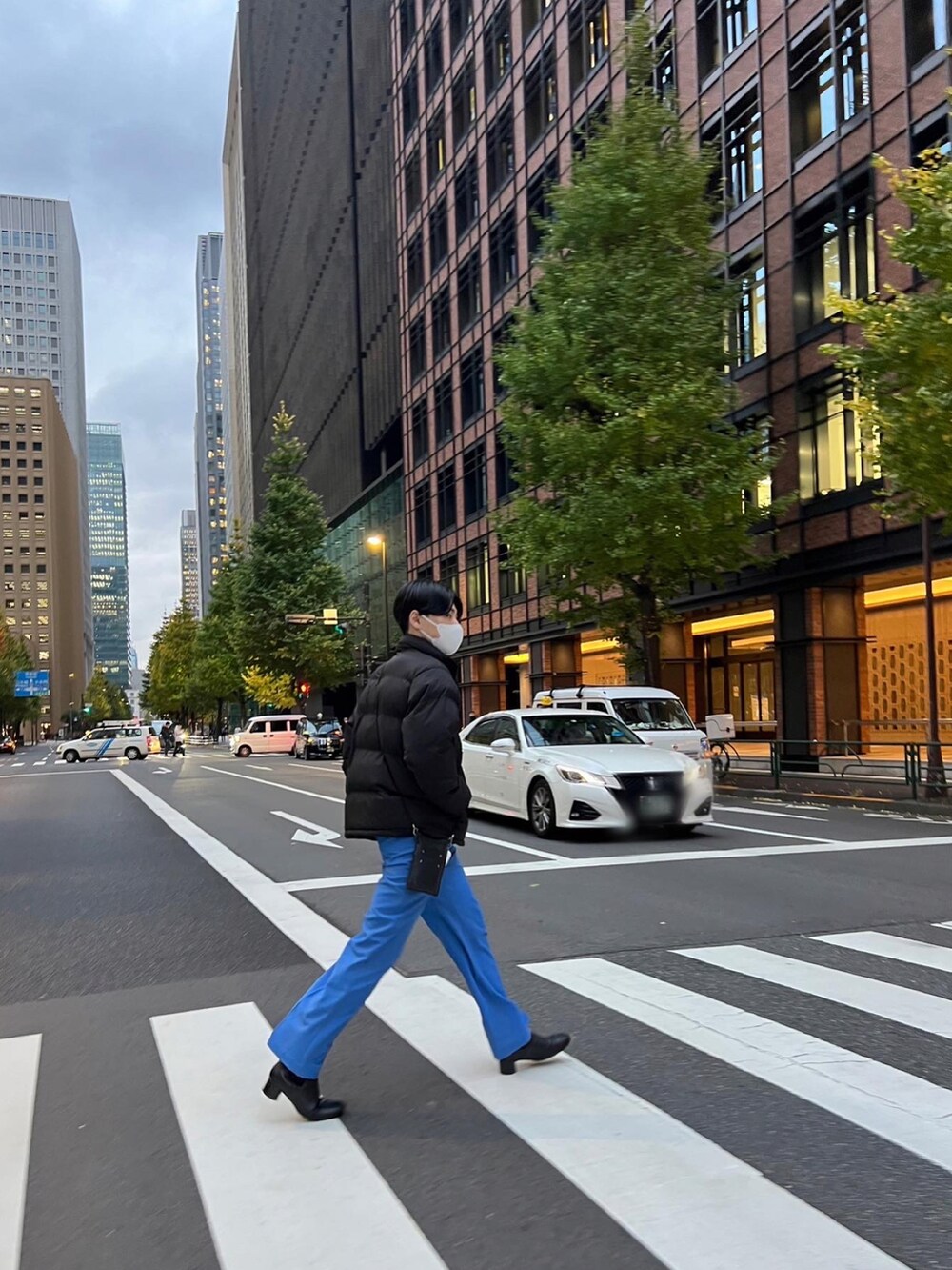 ブルー系のスラックスを着用したメンズの冬コーディネートの2枚目の写真