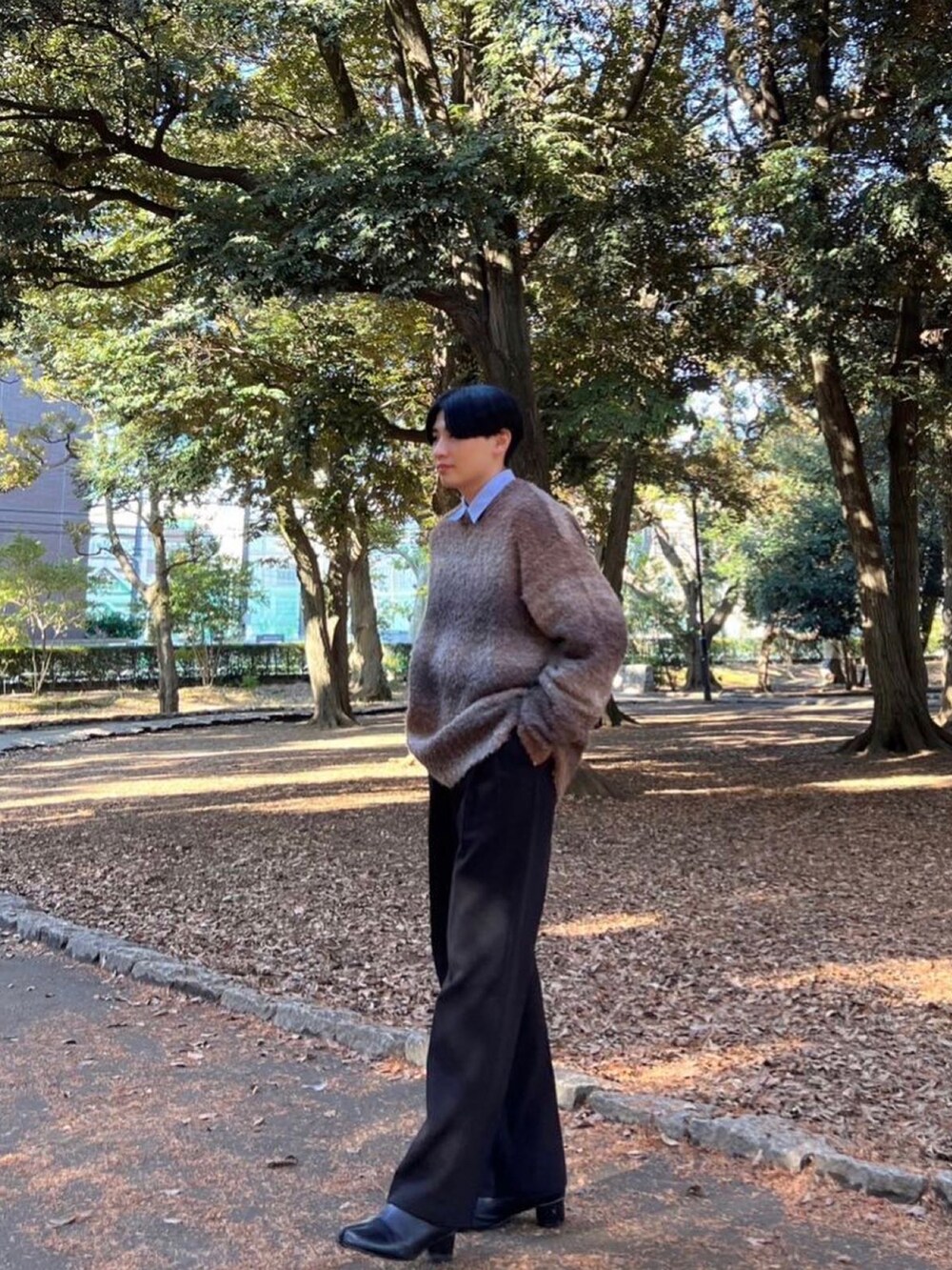 ブラウン系のニット/セーターを着用したメンズの冬コーディネートの2枚目の写真