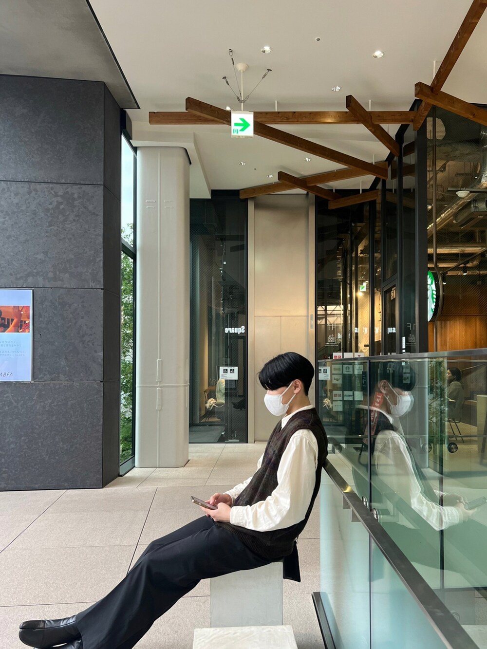 ホワイト系のトップスを着用したメンズの秋コーディネートの2枚目の写真