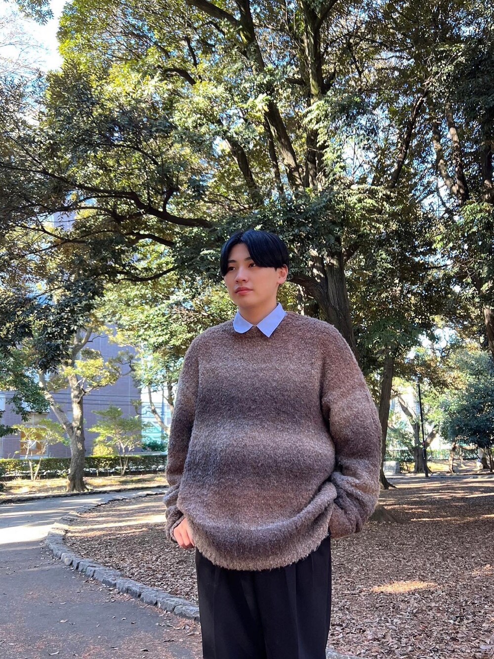 ブラウン系のニット/セーターを着用したメンズの冬コーディネートの3枚目の写真