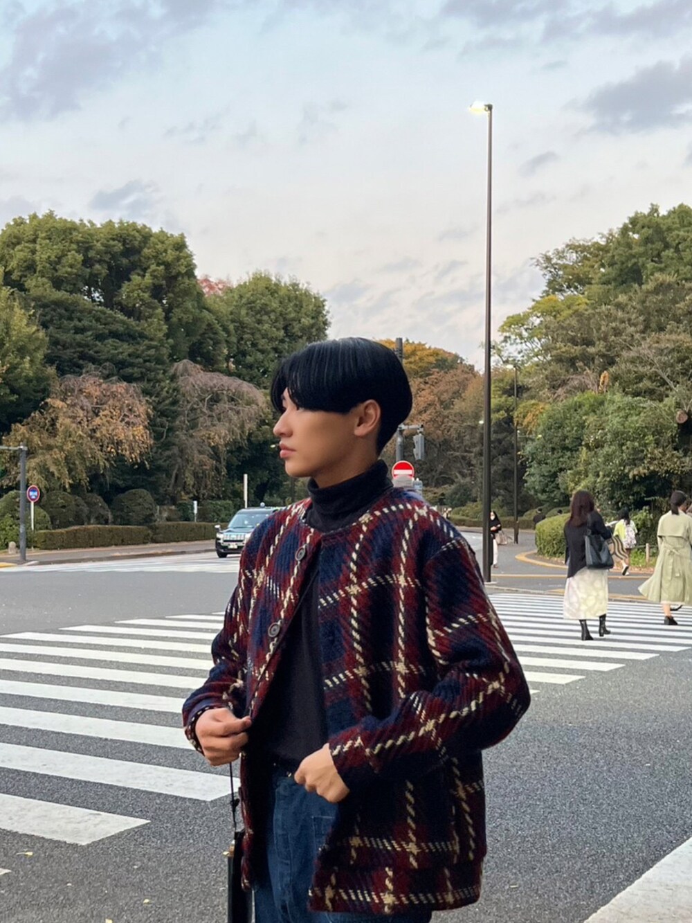 ブルー系のジャケット/アウターを着用したメンズの秋コーディネートの2枚目の写真