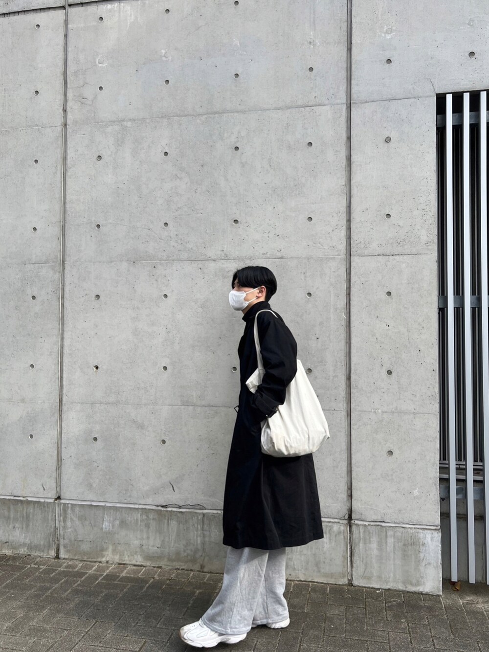 ブラック系のジャケット/アウターを着用したメンズの秋コーディネートの2枚目の写真