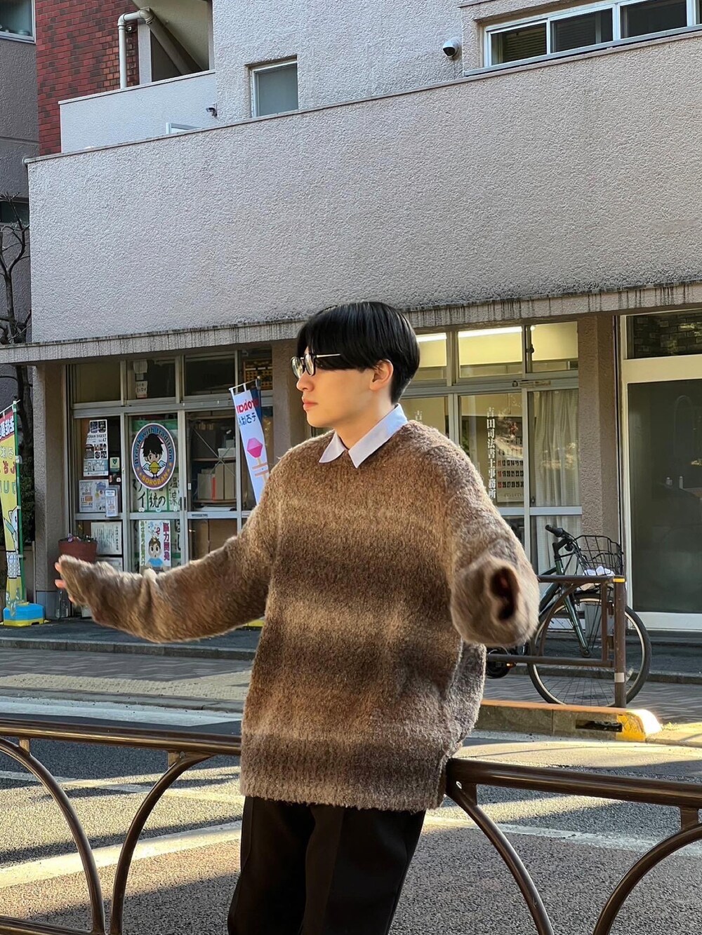 ブラウン系のニット/セーターを着用したメンズの冬コーディネートの4枚目の写真