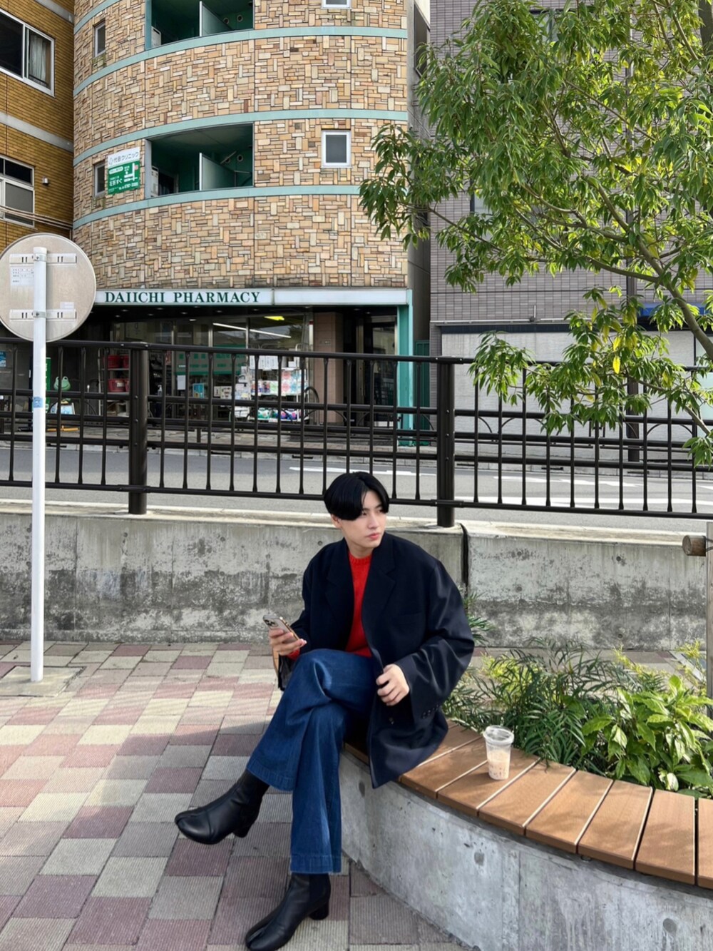 オレンジ系のニット/セーター、ブルー系のジャケット/アウターを着用したメンズの秋コーディネートの2枚目の写真