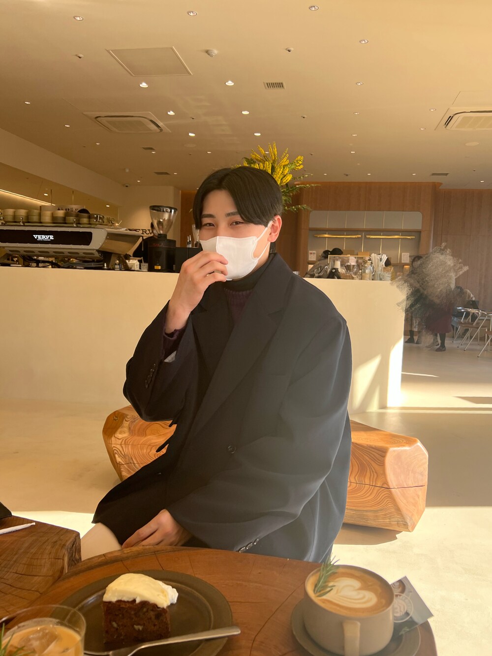 ブルー系のジャケット/アウター、ホワイト系のスラックスを着用したメンズの冬コーディネートの2枚目の写真