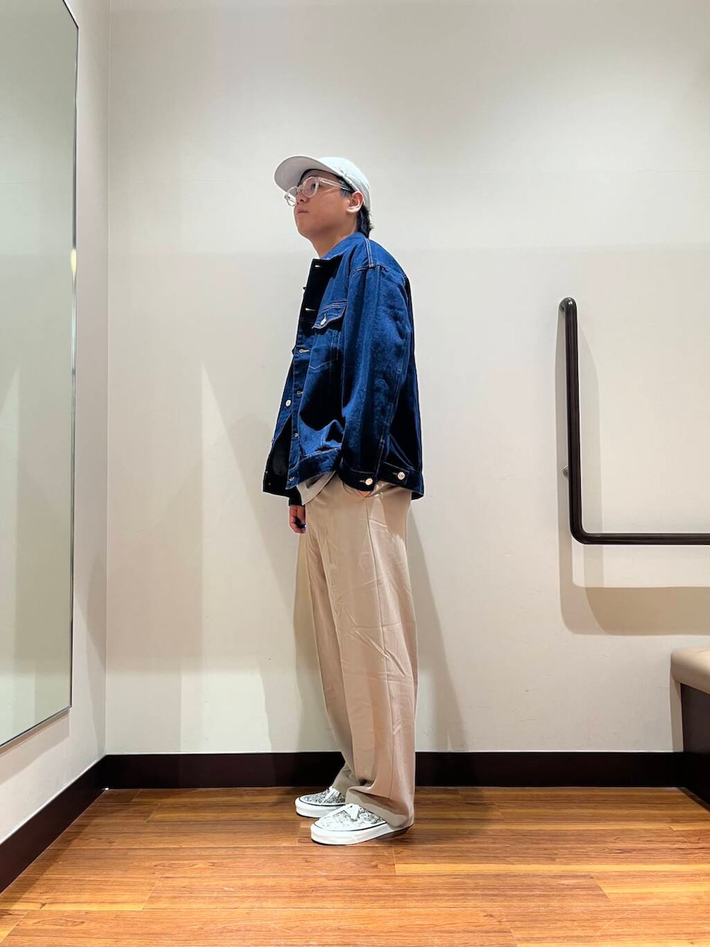 ベージュ系のその他パンツ、グレー系のTシャツ/カットソー、ブルー系のデニムジャケットを着用したメンズの夏コーディネートの2枚目の写真