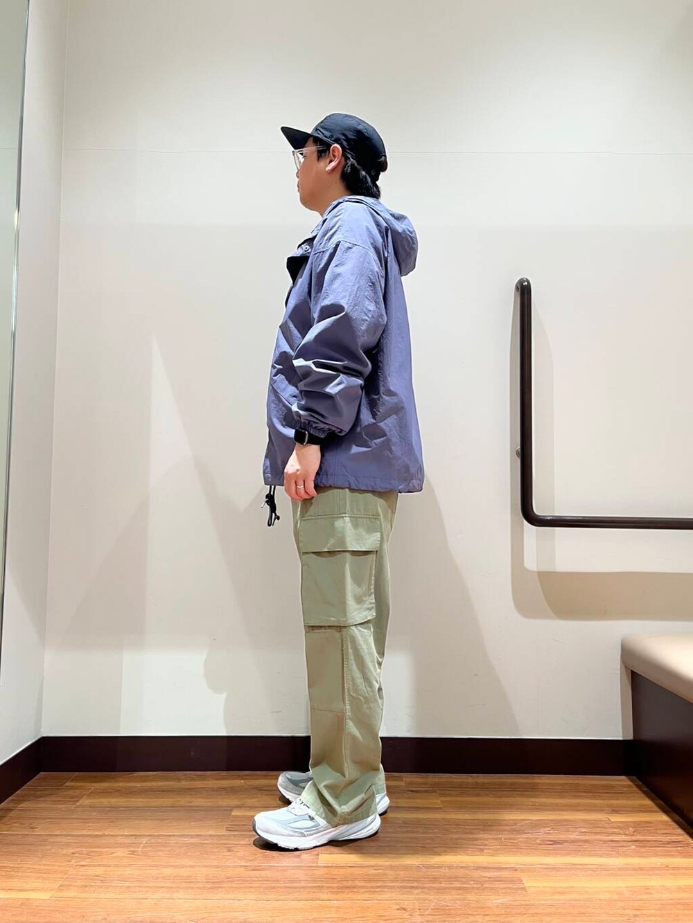 「チェックシャツ、カジュアルコーデ、レイヤード、マウンテンパーカー、春コーデ、春アウター、ミリタリーパンツ」｜「ITEMS URBANRESEARCHのオンブレチェック ロングスリーブシャツ（シャツ/ブラウス、ベージュ系）」を使った、おかもとさん（メンズ・172cm）の春コーディネートの2枚目の写真