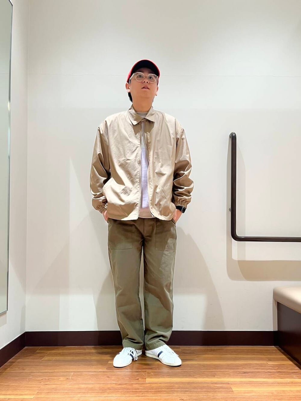 「ベイカーパンツ、春コーデ、春色、スウェットライク、ハリントンジャケット、ブルゾンコーデ、やや寒い、gungho」｜「ITEMS URBANRESEARCHのナイロンシャンブレーハリントンジャケット（その他アウター、ベージュ系）」を使った、おかもとさん（メンズ・172cm）の春コーディネートの4枚目の写真