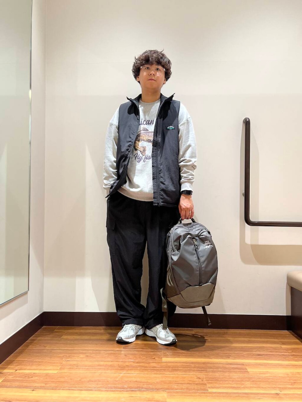 グリーン系のバックパック/リュック、ブラック系のその他パンツ、ブラック系のダウンベストを着用したメンズの秋コーディネートの4枚目の写真