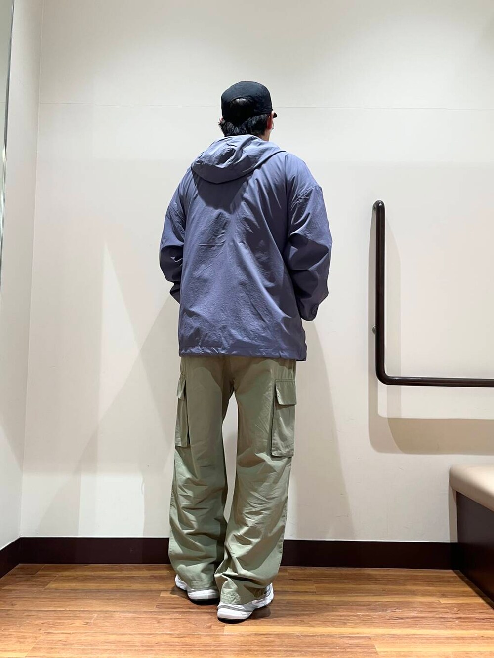 「チェックシャツ、カジュアルコーデ、レイヤード、マウンテンパーカー、春コーデ、春アウター、ミリタリーパンツ」｜「ITEMS URBANRESEARCHのオンブレチェック ロングスリーブシャツ（シャツ/ブラウス、ベージュ系）」を使った、おかもとさん（メンズ・172cm）の春コーディネートの4枚目の写真