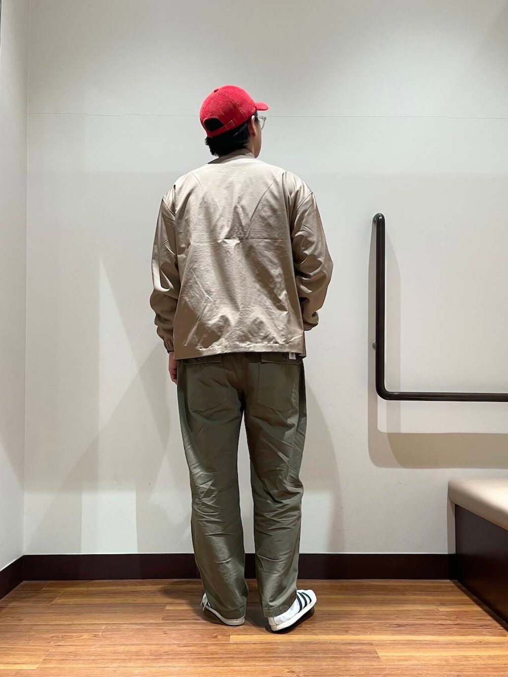 「ベイカーパンツ、春コーデ、春色、スウェットライク、ハリントンジャケット、ブルゾンコーデ、やや寒い、gungho」｜「ITEMS URBANRESEARCHのナイロンシャンブレーハリントンジャケット（その他アウター、ベージュ系）」を使った、おかもとさん（メンズ・172cm）の春コーディネートの3枚目の写真