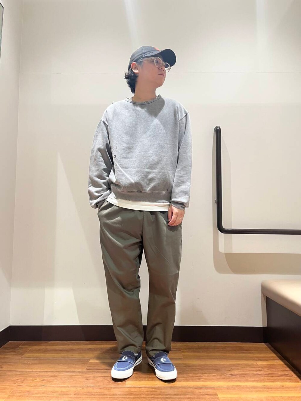 グリーン系のその他パンツ、その他のカバーオール、ブラック系のスウェットを着用したメンズの冬コーディネートの2枚目の写真
