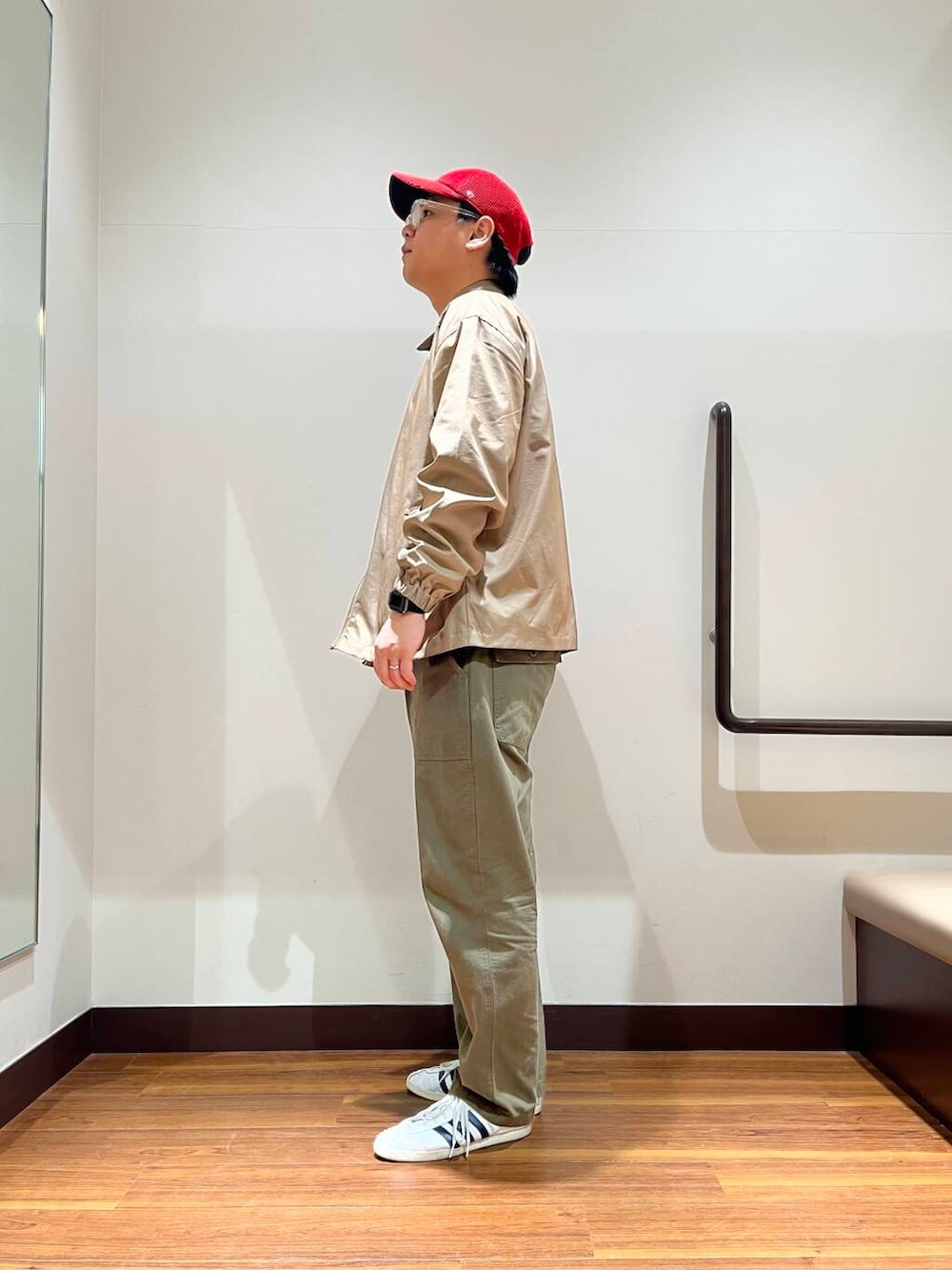 「ベイカーパンツ、春コーデ、春色、スウェットライク、ハリントンジャケット、ブルゾンコーデ、やや寒い、gungho」｜「ITEMS URBANRESEARCHのナイロンシャンブレーハリントンジャケット（その他アウター、ベージュ系）」を使った、おかもとさん（メンズ・172cm）の春コーディネートの2枚目の写真