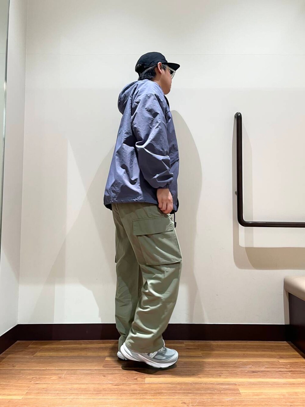 「チェックシャツ、カジュアルコーデ、レイヤード、マウンテンパーカー、春コーデ、春アウター、ミリタリーパンツ」｜「ITEMS URBANRESEARCHのオンブレチェック ロングスリーブシャツ（シャツ/ブラウス、ベージュ系）」を使った、おかもとさん（メンズ・172cm）の春コーディネートの3枚目の写真