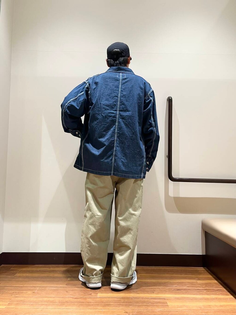 「デニム、ロンT、カバーオール、ボーダー、チノパン、春コーデ、春アウター、休日コーデ」｜「FORK&SPOONのFORK&SPOON　フレンチドリルピグメントチノパンツ（その他パンツ、ベージュ系）」を使った、おかもとさん（メンズ・172cm）の春コーディネートの3枚目の写真